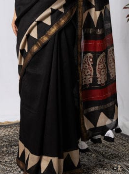 Black Maheshwari Silk Saree with Geometric Border & Elegant Pallu