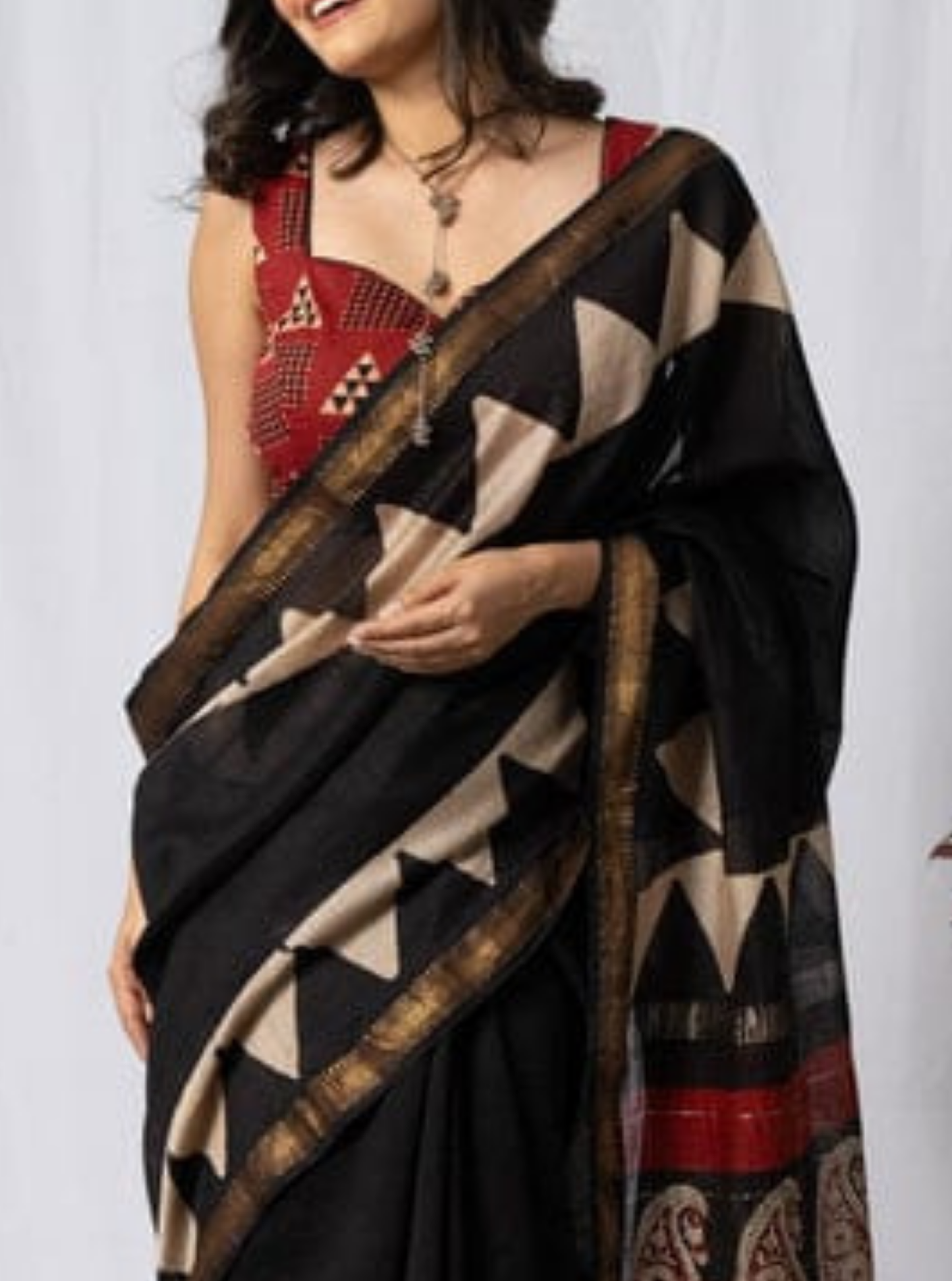 Black Maheshwari Silk Saree with Geometric Border & Elegant Pallu