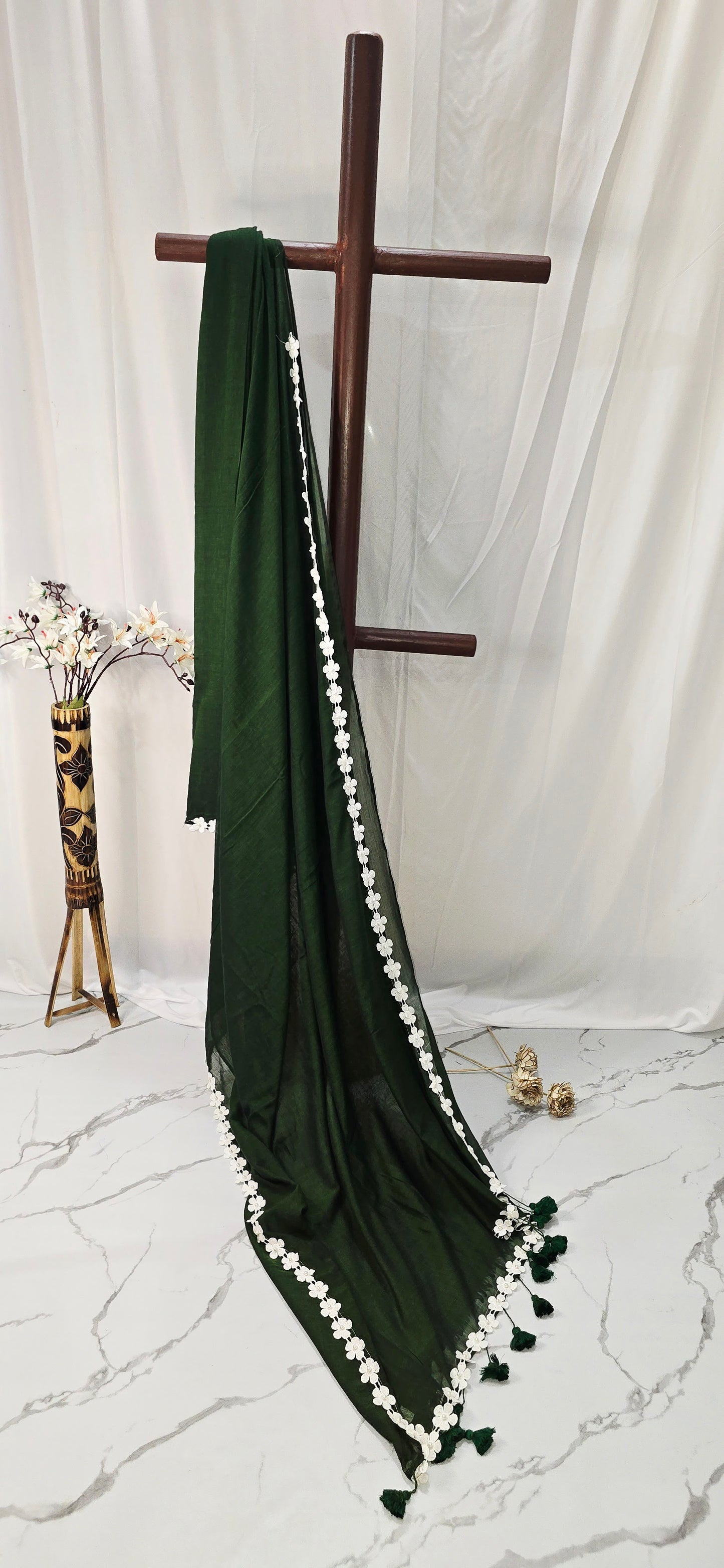 Mul Cotton Lace Border Saree – Deep Green with Daisy Lace & Tasselled Pallu