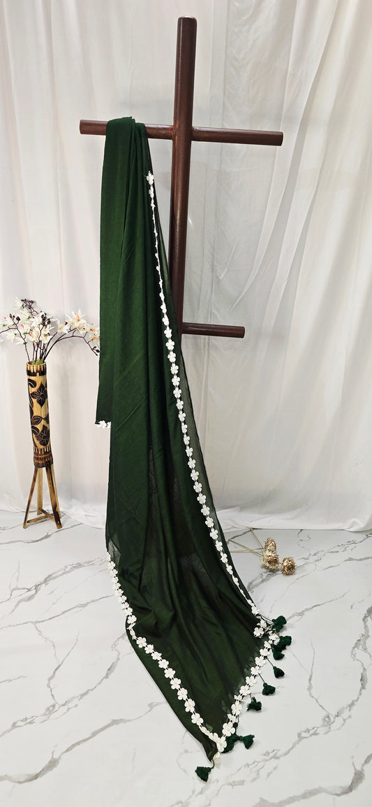 Mul Cotton Lace Border Saree – Deep Green with Daisy Lace & Tasselled Pallu