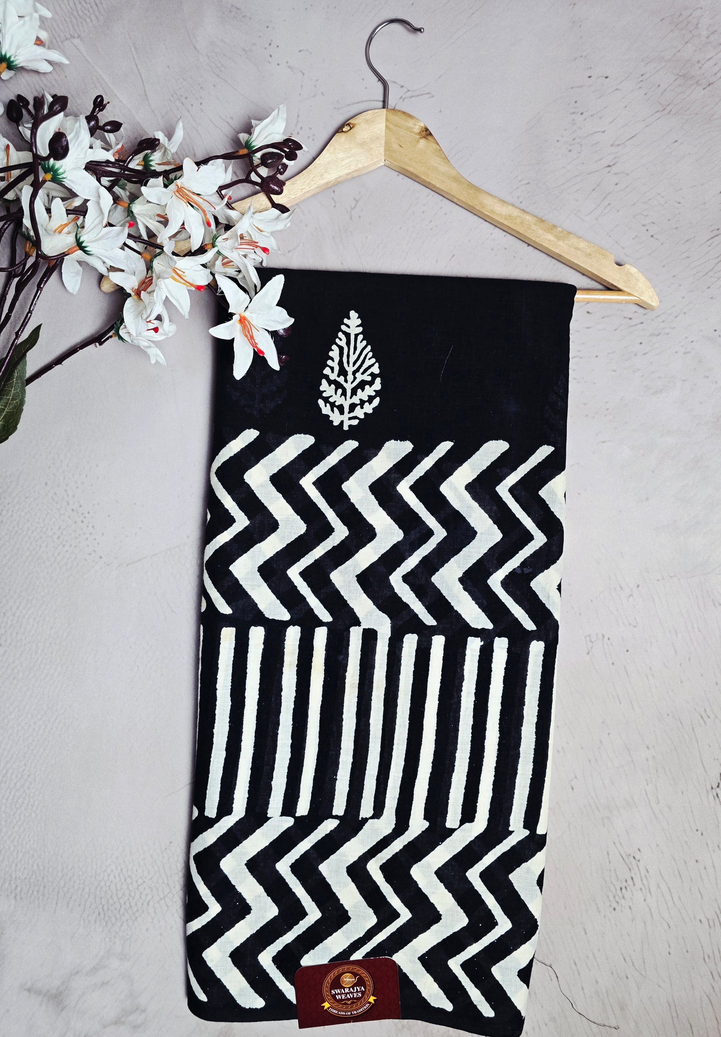 Black & Cream Chevron Geometric Print Linen Cotton Saree