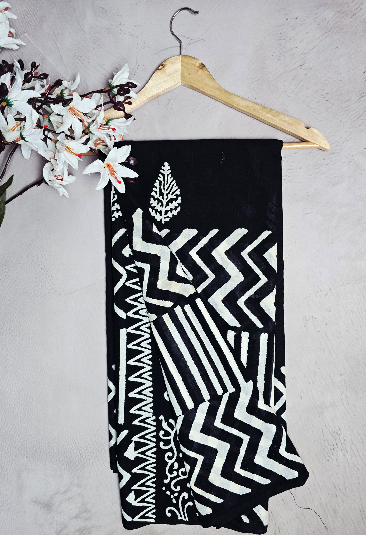 Black & Cream Chevron Geometric Print Linen Cotton Saree