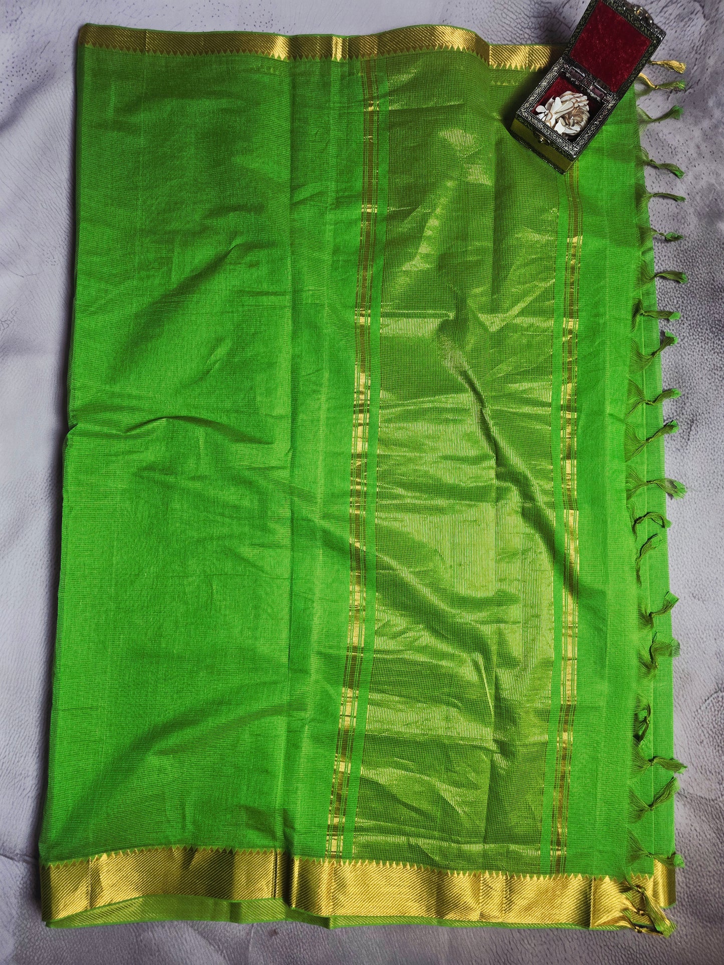 Parrot Green & Gold Mangalagiri Handloom Plain Saree with Woven Pallu