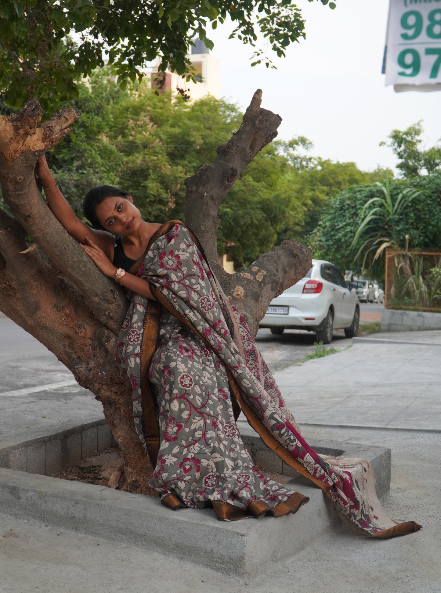 Grey & Maroon Mangalagiri Silk Saree with Elegant Floral Kalamkari-Inspired Design