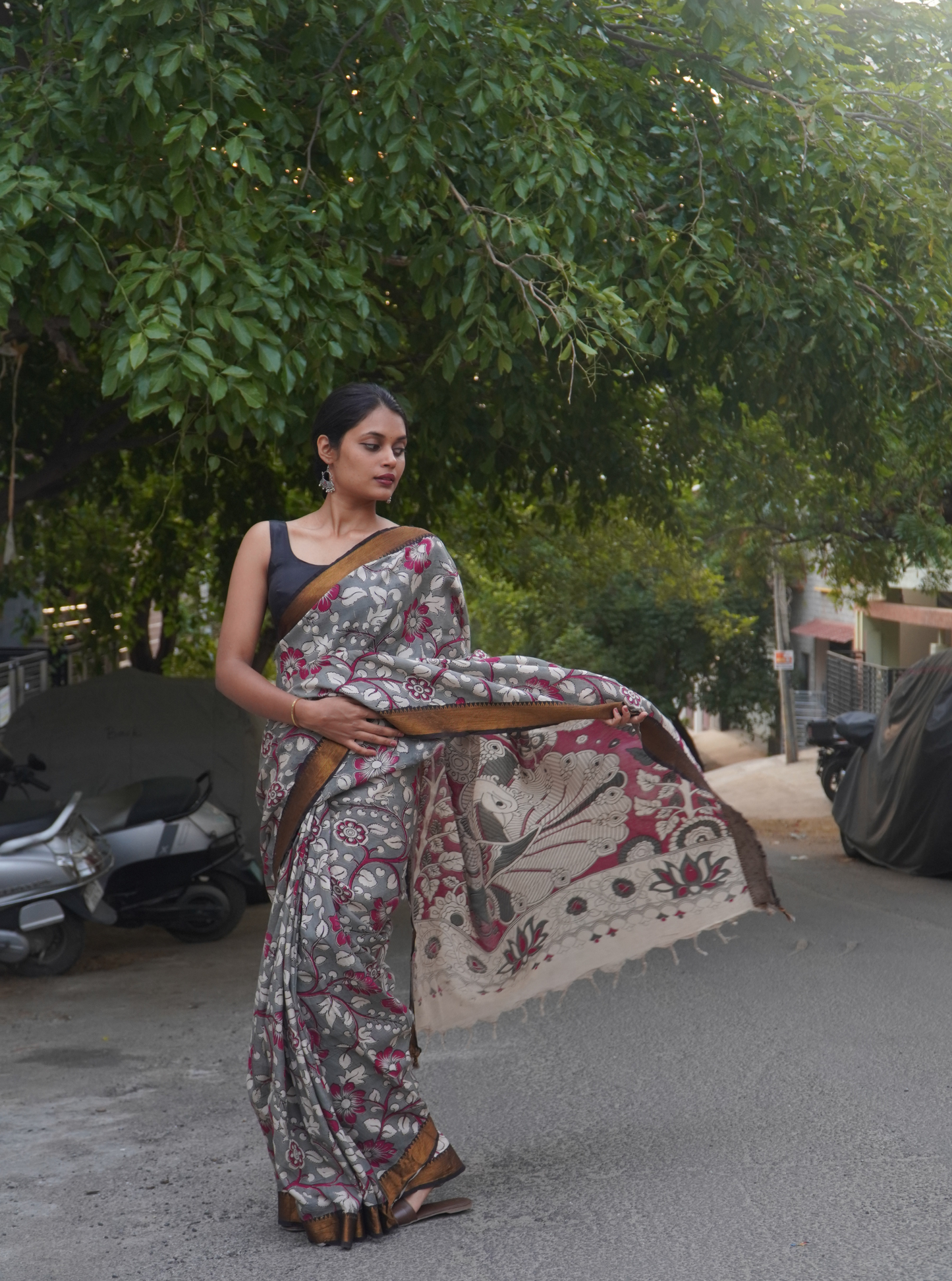 Grey & Maroon Mangalagiri Silk Saree with Elegant Floral Kalamkari-Inspired Design