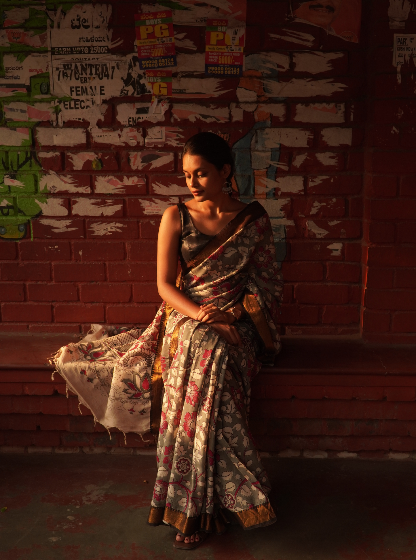 Grey & Maroon Mangalagiri Silk Saree with Elegant Floral Kalamkari-Inspired Design