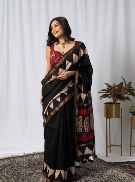 Black Maheshwari Silk Saree with Geometric Border & Elegant Pallu