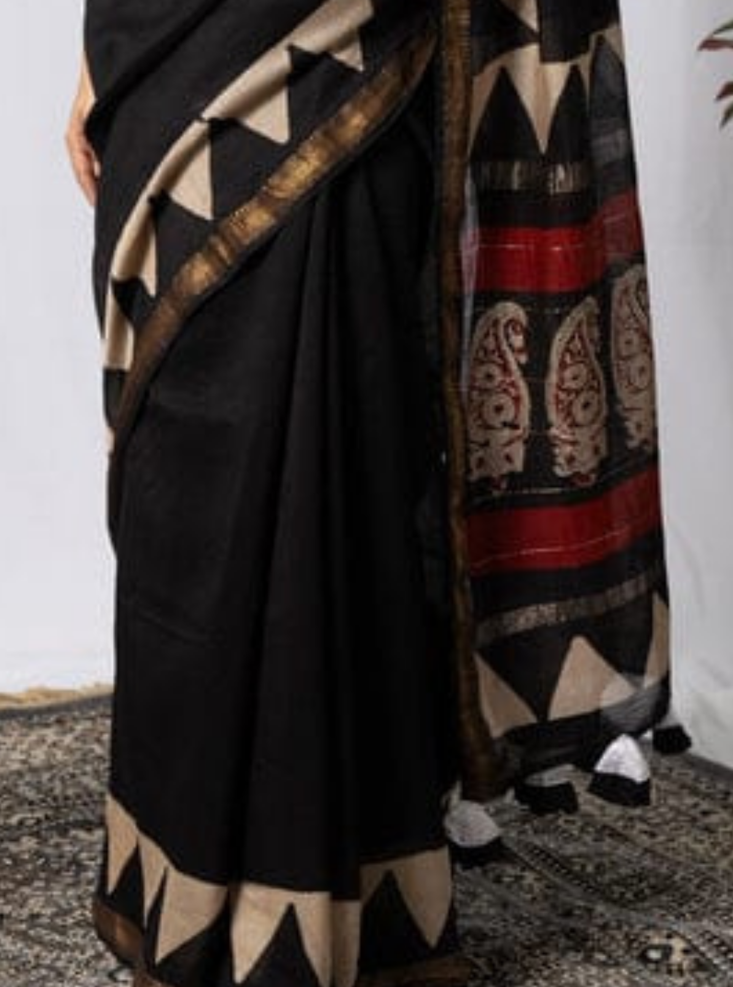 Black Maheshwari Silk Saree with Geometric Border & Elegant Pallu