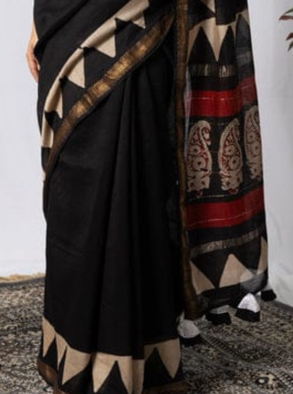Black Maheshwari Silk Saree with Geometric Border & Elegant Pallu