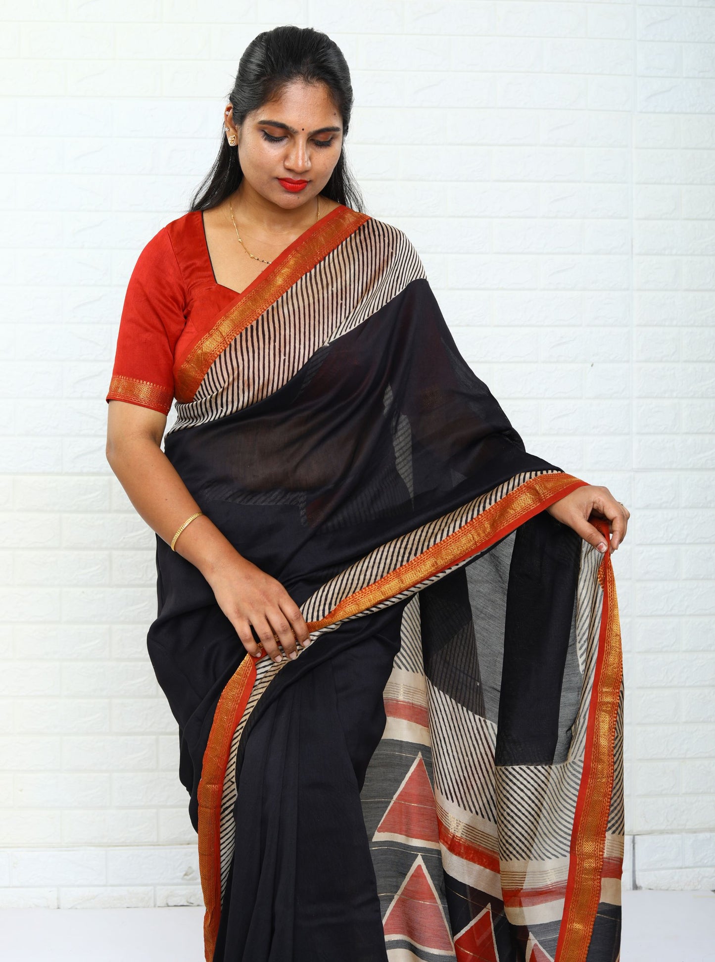 Stylish Black and White Maheshwari Silk Saree with Hand Block Print for Festive & Party Wear