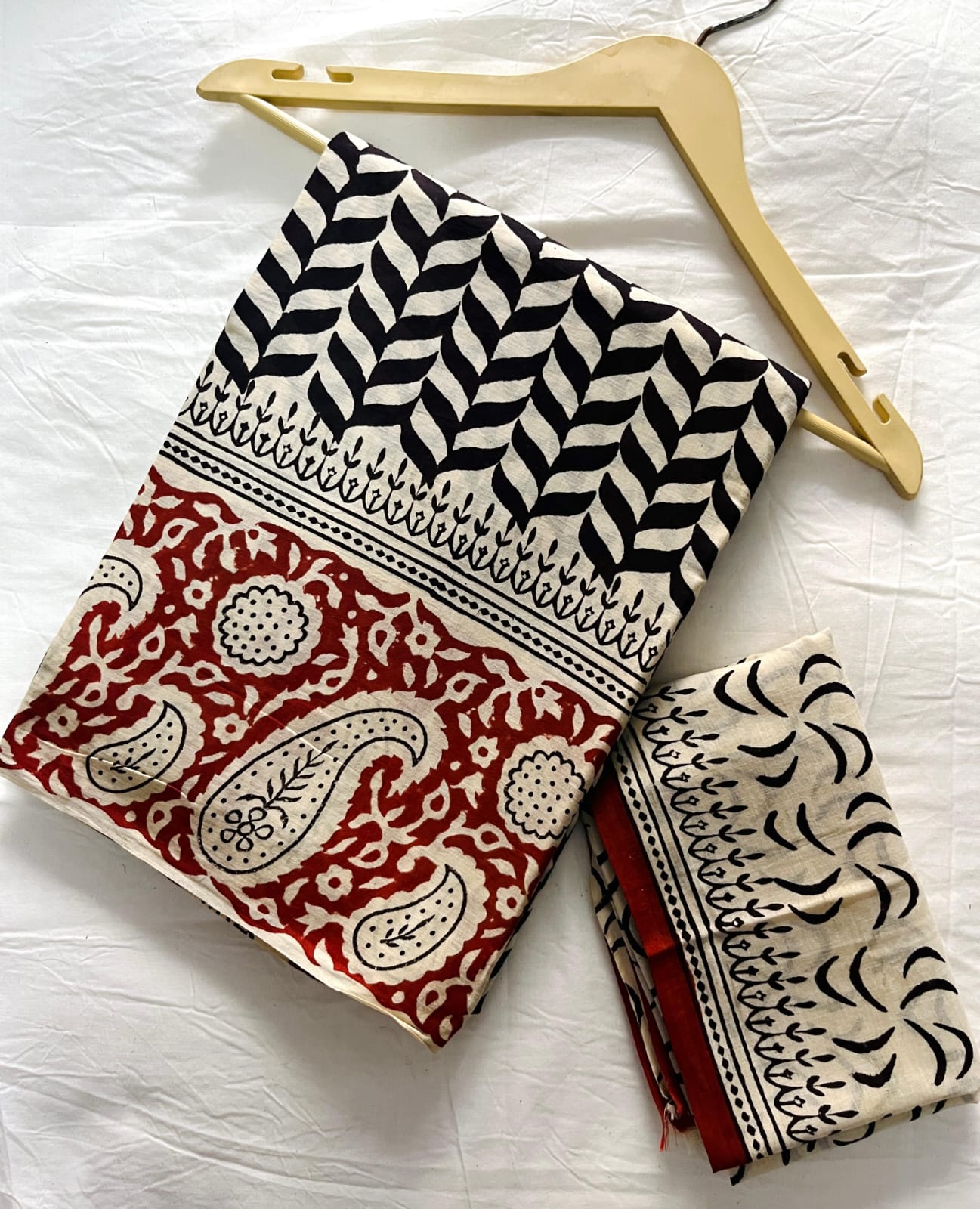 Ivory, Black & Rust Paisley Leaf Print Cotton Bagru Saree