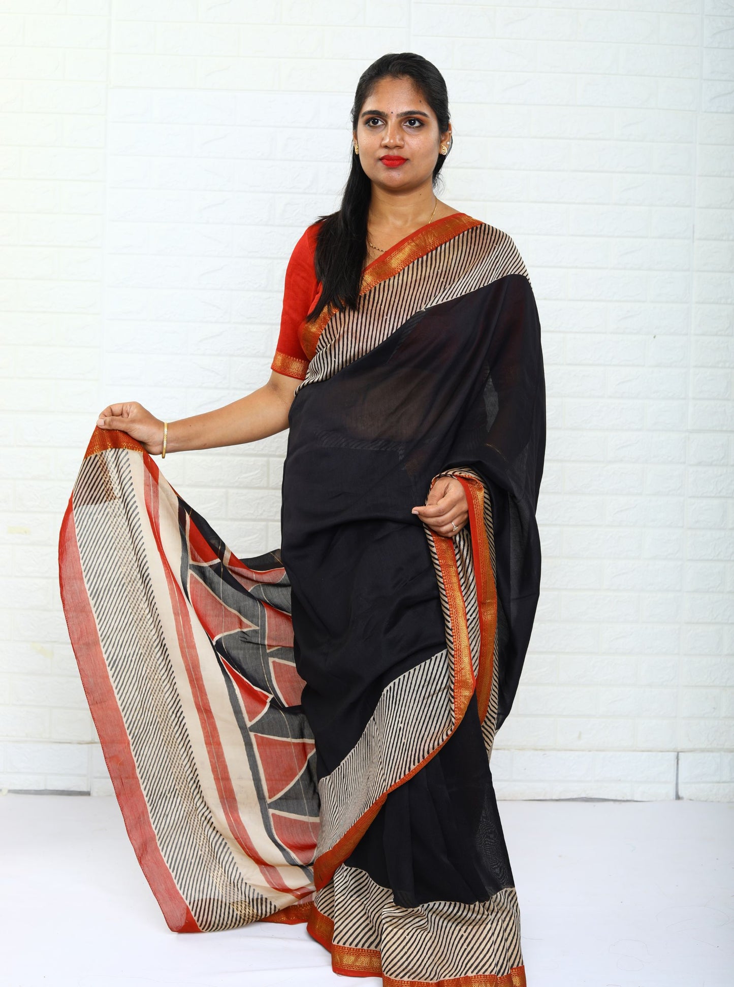 Stylish Black and White Maheshwari Silk Saree with Hand Block Print for Festive & Party Wear